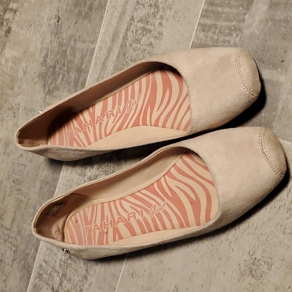 Tahari Shoes - GUC Tahari Ivory Orielle Ballet Flats